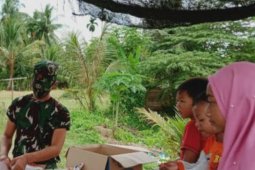 Satgas TMMD ke-110 perkenalkan alat kesehatan kepada anak-anak
