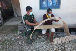 Anggota Satgas TMMD Komsos ke Rumah Saibol pengrajin Rotan