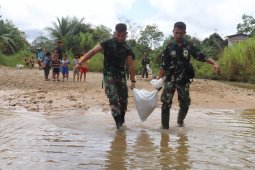 Satgas TMMD ikut bergotong royong bantu warga bangun rumah