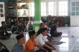 Dilokasi TMMD 110 Kodim 1206/PSB TNI berbaur dan beribadah bersama