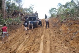 Jalan sulit dilewati, Satgas TMMD Kodim 1206/PSB tetap bersemangat