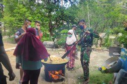 Anggota TMMD 110 Putussibau bantu warga persiapkan acara selamatan