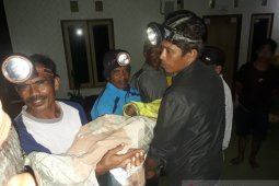 Seorang nelayan berteriak minta tolong saat tergulung ombak besar