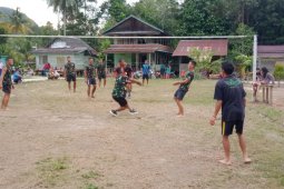 Personel TMMD ke 110 Kodim 1206/PSB bermain Voli bersama masyarakat