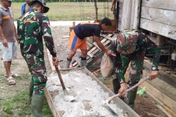 Anggota TMMD Kodim 1206/PSB bantu warga aduk Semen