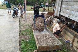 Satgas TMMD Kodim 1206/PSB bantu warga dorong gerobak