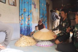Satgas TMMD Ke 110 Kodim 1206/Psb belajar kerajinan menganyam