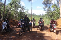 Warga mulai menjajal jalan hasil pengerjaan TMMD Ke 110 Kodim 1206/PSB