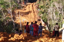 Aksi alat berat TMMD jadi tontonan menarik bagi warga