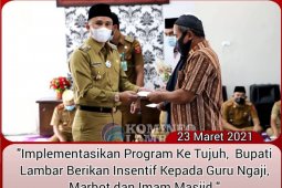 Bupati Lampung Barat serahkan 221 insentif kepada guru ngaji dan imam masjid