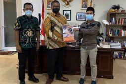 Bawaslu Balangan serahkan laporan kehumasan kepada Bawaslu RI