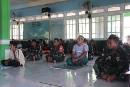 Satgas TMMD 110 Kodim 1206/PSB berbaur bersama warga tunaikan shalat