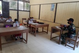 Anggota TMMD Kodim 1206/Putussibau jadi Guru di Sekolah Dasar di Pengkadan