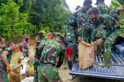 Satgas TMMD 110 Putussibau angkut pasir bersama warga Pengkadan