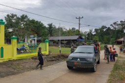 Satgas TMMD bergotong royong angkut pasir bangun tempat berwudhu
