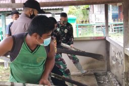 Warga bersama Satgas TMMD Kodim 1206/PSB rehap tempat berwudhu