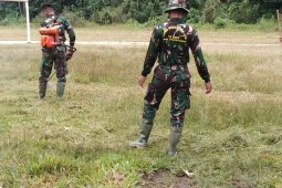 Satgas TMMD Kodim 1206/PSB  bersihkan lapangan Sepakbola