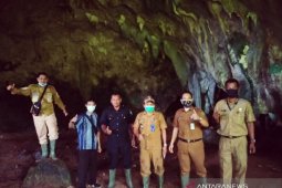 Tenaga Teknis P2KPM terkesan keindahan Goa Tapak Raja