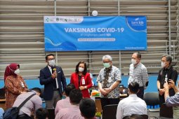Ribuan pegawai Bank BJB dan warga jalani vaksinasi massal
