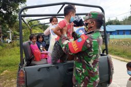 Praka M Zulfiqor manjakan anak dengan menaikan keatas mobil Koramil