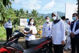 Bupati Banyuwangi berikan sepeda motor operasional untuk bidan desa