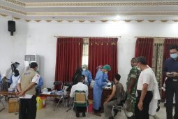 Vaksinasi petugas pelayanan publik Pemkab Batola berlanjut