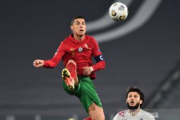 Ban kapten yang dibuang Ronaldo dilelang untuk bantu biaya perawatan bayi