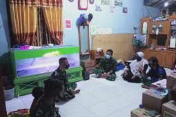 Satgas TMMD anjangsana ke rumah warga di malam hari