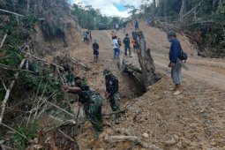 Satgas TMMD Ke 110 bersihkan jalan dan gorong-gorong bersama warga
