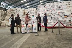 Gubernur Khofifah pastikan pasokan beras aman hingga Mei 2021