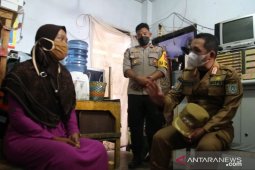 Dikunjungi Bupati Thoriq, seorang warga Lumajang urung jual ginjalnya