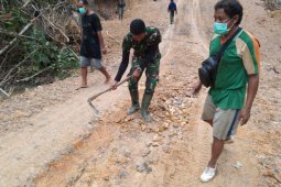 Anggota Satgas TMMD Kodim 1206/PSB ajak warga Beringin timbun jalan berlobang