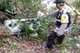 Polisi evakuasi mibubus terjun ke jurang sedalam 25 meter