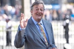 Warganet minta maaf, Stephen Fry dikira juri All England 2021