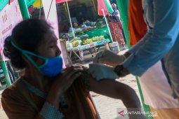 Vaksinasi di Pasar Tradisional Kebon Roek Mataram