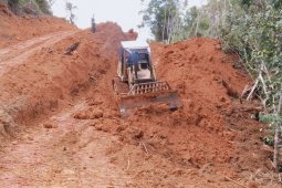 Kejar target, operator alat berat Buldozer tetap semangat dalam bekerja