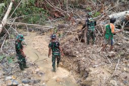 Wujud cinta rakyat Satgas TMMD 110 Putussibau kumpulkan material batu