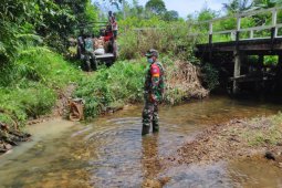 Wujud cinta rakyat Satgas TMMD 110 Putussibau kumpulkan material batu