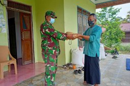 Satgas TMMD 110 Putussibau beri tali asih kepada Kepsek