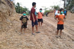 Antusias anak-anak melihat pekerjaan TMMD 110 Kodim 1206/PSB