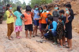 Kerja liputan TMMD  tim  Penerangan Kodim 1206/PSB jadi tontonan anak
