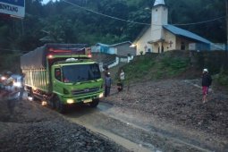 Lintas Parapat longsor, arus lalin buka tutup