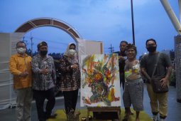 Buka pameran Swarna Warni, Ning Ita ajak masyarakat Mojokerto mencintai seni budaya