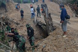 Semangat gotong royong  terus mengalir di lokasi TMMD Kosim 1206/PSB