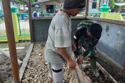 Potret seorang prajurit Satgas TMMD ke-110 yang peduli dengan orang tua