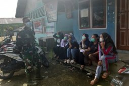 Satgas TMMD senyum sapa dengan ibu-ibu Desa Beringin