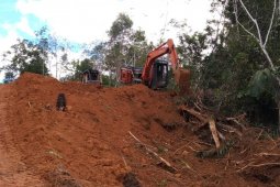 Pengerjaan alat berat di Lokasi TMMD Ke-110 Kodim 126/PSB.