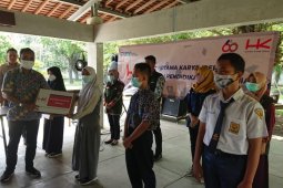 PT HK Ruas Terpeka beri bantuan laptop buat siswa untuk belajar di rumah