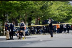 Pemeriksaan di lokasi ledakan bom