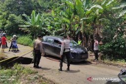 Jalan penghubung Kota Padang-PUT nyaris putus